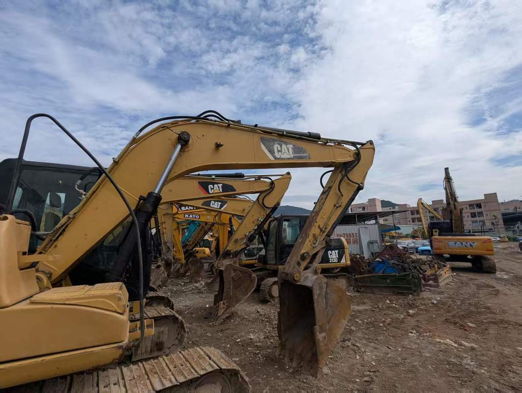 CAT C4.2 ACERT 엔진이 장착된 기존의 CAT 312D 수압 발굴기 13,000kg 운영 무게 6.44m 최대 발굴 깊이